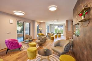 Ruang duduk di Bader Suites