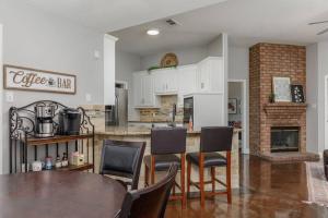 uma cozinha com uma mesa e cadeiras e uma lareira em Summer Deal! Executive Family Home with Pool in Keller, DFW em Keller