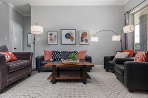 Posezení v ubytování Executive Family Home with Pool in Keller, DFW by HomeStayPros