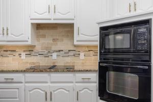 Kuchyň nebo kuchyňský kout v ubytování Executive Family Home with Pool in Keller, DFW by HomeStayPros