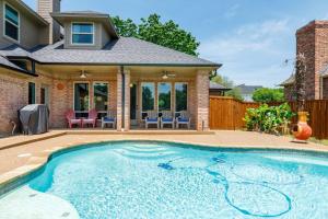 Bazén v ubytování Executive Family Home with Pool in Keller, DFW by HomeStayPros nebo v jeho okolí