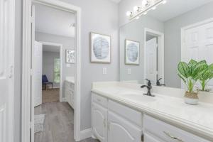 Fotografie z fotogalerie ubytování Executive Family Home with Pool in Keller, DFW by HomeStayPros v destinaci Keller