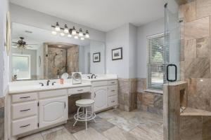 Koupelna v ubytování Executive Family Home with Pool in Keller, DFW by HomeStayPros