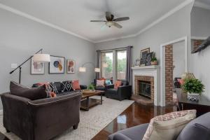 Posezení v ubytování Executive Family Home with Pool in Keller, DFW by HomeStayPros