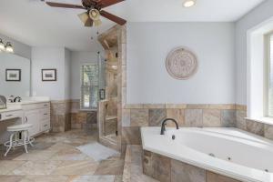 Koupelna v ubytování Executive Family Home with Pool in Keller, DFW by HomeStayPros