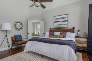 Postel nebo postele na pokoji v ubytování Executive Family Home with Pool in Keller, DFW by HomeStayPros + 37 fotografií