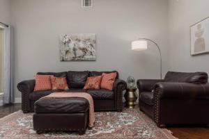 Posezení v ubytování Executive Family Home with Pool in Keller, DFW by HomeStayPros