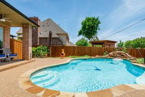 Bazén v ubytování Executive Family Home with Pool in Keller, DFW by HomeStayPros nebo v jeho okolí