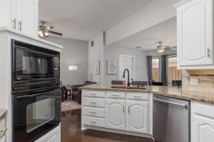 Kuchyň nebo kuchyňský kout v ubytování Executive Family Home with Pool in Keller, DFW by HomeStayPros