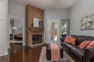 Posezení v ubytování Executive Family Home with Pool in Keller, DFW by HomeStayPros