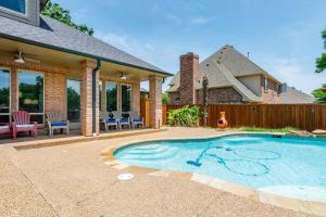 Bazén v ubytování Executive Family Home with Pool in Keller, DFW by HomeStayPros nebo v jeho okolí