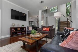 Posezení v ubytování Executive Family Home with Pool in Keller, DFW by HomeStayPros