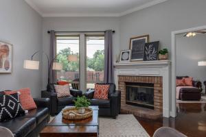 Posezení v ubytování Executive Family Home with Pool in Keller, DFW by HomeStayPros