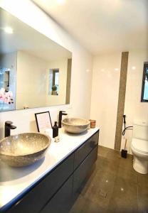 St Johns Apartment 3 Bed 2.5 Bath 2 CarPark Brisbane CBD tesisinde bir banyo