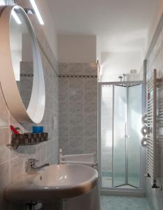 un bagno con lavandino e specchio di LA CASA DI LAZISE a Lazise