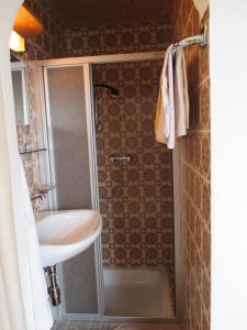 ein Bad mit einer Dusche und einem Waschbecken in der Unterkunft Haus Bergfried in Westendorf