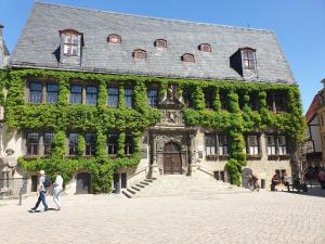 een groot gebouw met mensen die ervoor lopen bij Ferienwohnung Goldstr.7 in Quedlinburg