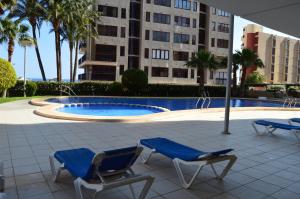 duas cadeiras e uma piscina num edifício em Bahia del Sol Atico en Calpe con impresionantes vistas. em Calpe