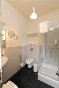 A bathroom at Alma Hotel
