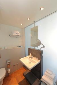 A bathroom at Alma Hotel