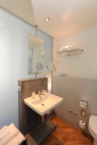 A bathroom at Alma Hotel