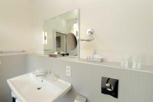 A bathroom at Alma Hotel