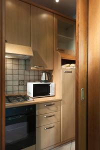 una cucina con forno a microonde e fornello di LA CASA DI LAZISE a Lazise Altre 17 foto