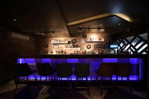 ナンデッドにあるVITS Bharat Nandedの黒い椅子と青い照明のあるバー