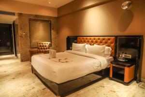 ナンデッドにあるVITS Bharat Nandedの部屋の中に大きなベッドがある寝室