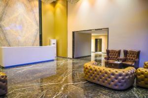 ナンデッドにあるVITS Bharat Nandedの椅子2脚と鏡付きの待合室 +19枚の写真