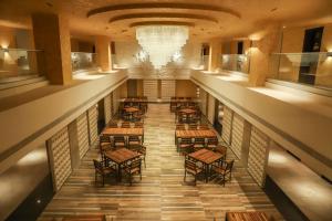 ナンデッドにあるVITS Bharat Nandedの廊下(テーブル、椅子、シャンデリア付)