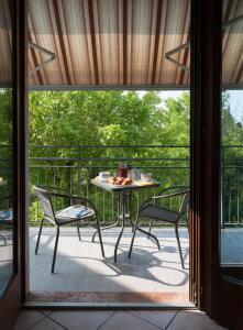 un patio con tavolo e sedie su un balcone di LA CASA DI LAZISE a Lazise