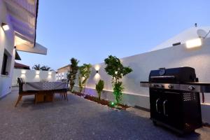 エイラットにあるWhite-Private pool Luxury Villa Eilatの焼き台