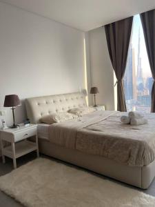 Un dormitorio con una cama con un osito de peluche. en GUEST READY - Luxury One Bedroom Apartment DIFC Burj Khalifa View en Dubái