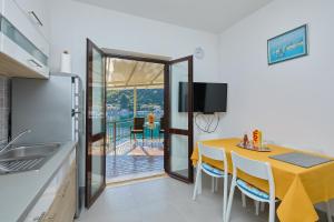 Kuchyň nebo kuchyňský kout v ubytování BOCA - 3 Bedroom apartment by the sea + 21 fotografií