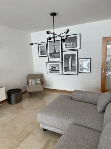 菲蓋拉－達福什的住宿－Figueira Centro Apartment by Rent4All，客厅配有沙发和墙上的照片
