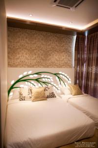 1 Schlafzimmer mit 2 Betten und einem Baumkopfteil in der Unterkunft Pearl Rice Garden (European Style) in Sekinchan