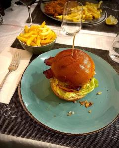 Makanan di atau berdekatan hotel