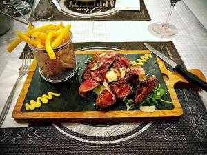 Makanan di atau berdekatan hotel