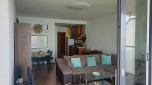 A seating area at Golden Brown Apartment