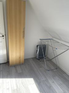 une chambre avec une étagère, une porte et un sol dans l'établissement Zentral gelegenes Apartment am Bunter Garten, à Mönchengladbach