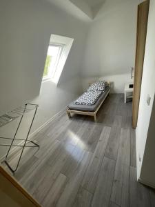 een kamer met een bed in de hoek van een kamer bij Zentral gelegenes Apartment am Bunter Garten in Mönchengladbach