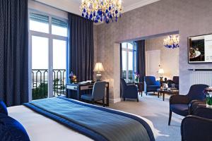 Кровать или кровати в номере Hôtel Barrière Le Royal Deauville