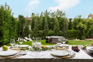 een tafel met borden en wijnglazen erop bij DormiVeglia B&B in Monte San Savino