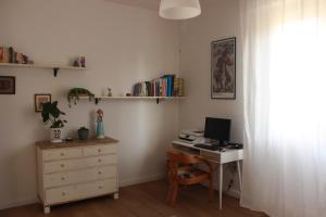 een slaapkamer met een bureau en een computer op een bureau bij B&B Renaio in Fiesole