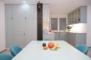 Kuchnia lub aneks kuchenny w obiekcie Lujoso y amplio piso con 5 habitaciones