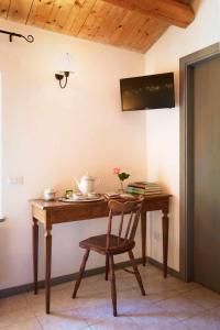 Televízia a/alebo spoločenská miestnosť v ubytovaní La Meriggia Senigallia Agriturismo