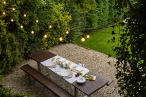 een tafel met borden en eten erop in de tuin bij DormiVeglia B&B in Monte San Savino