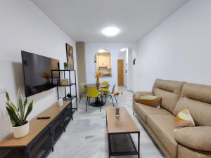 TV a/nebo společenská místnost v ubytování Precioso apartamento con piscina cerca de la playa TORROX COSTA