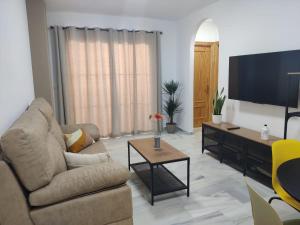 TV a/nebo společenská místnost v ubytování Precioso apartamento con piscina cerca de la playa TORROX COSTA